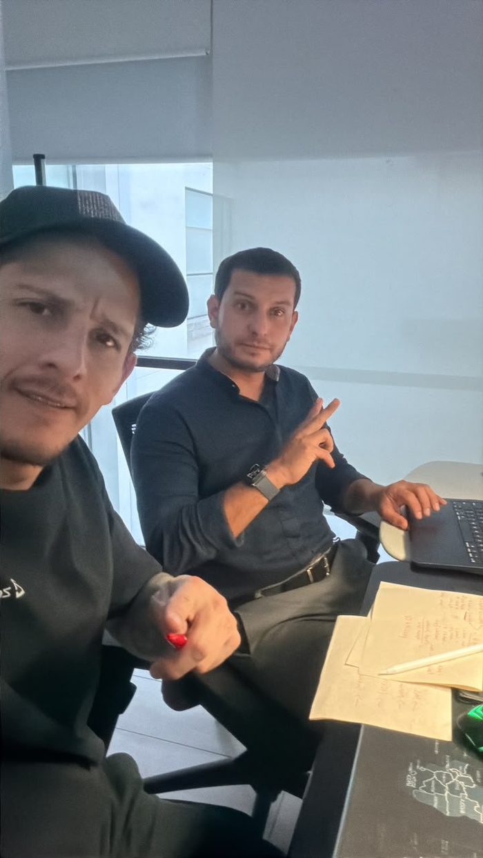 Felipe en una sesión 1:1 revisando notas con un participante